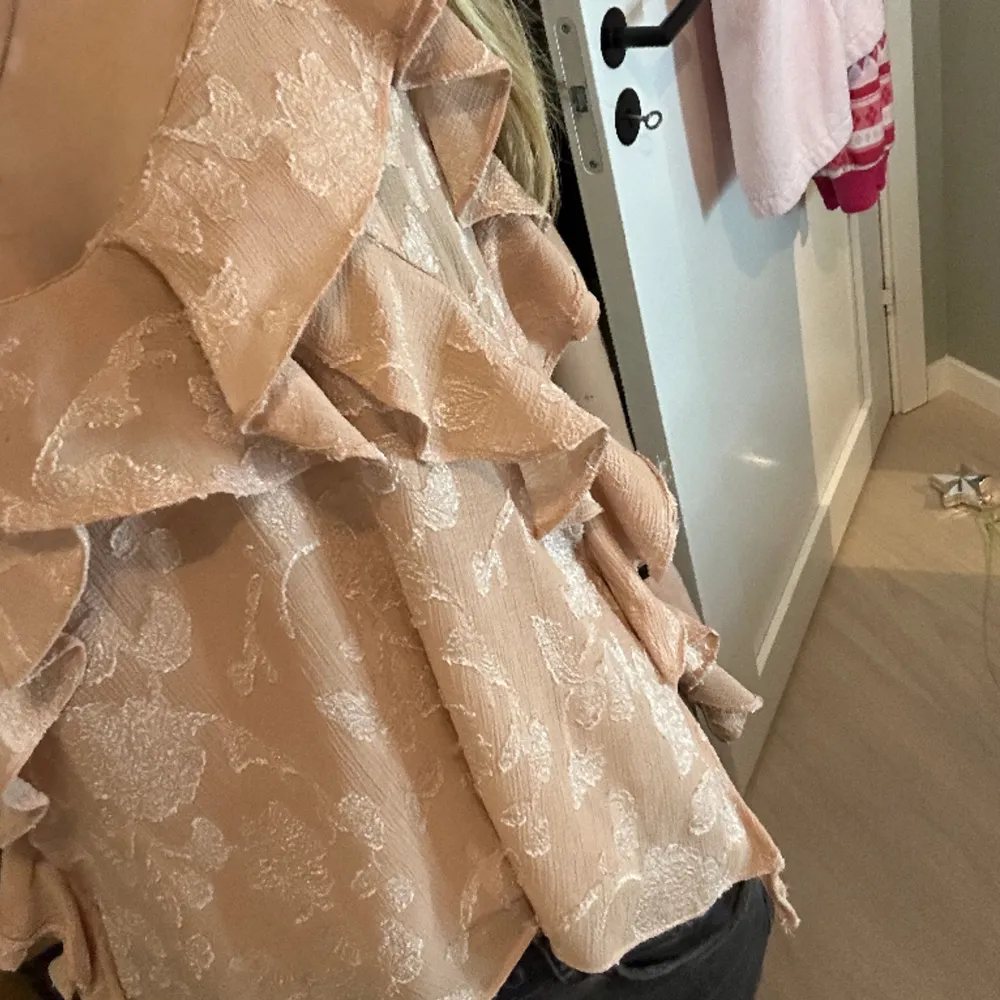 Säljer detta superfina linne från zara då det tyvärr är lite stort för mig! ❤️superfint skick och inga defekter. Priset kan diskuteras, nypris: 379kr 💕 köparen står för frakten! Skriv vid funderingar eller om ni vill ha fler bilder ❤️. Yläosat.