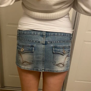 Jeans kjol - Säljer min superfina jeans kjol med detaljer. Köpte secondhand och finns ingen lapp på plagget. Passar folk med storlek M i underdelar men kan fungera för folk med storlek S.🫶