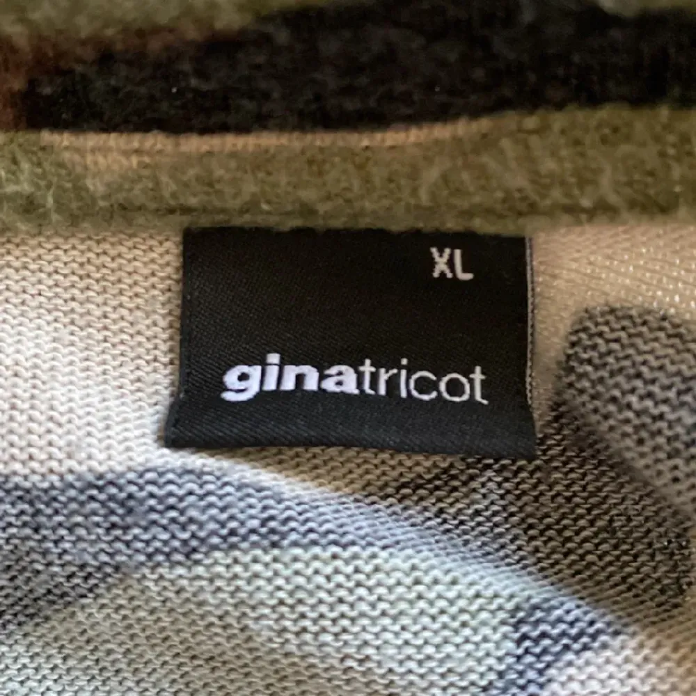 Fin stickad tröja från Gina tricot. Använd, något nopprig men fint skick annars. Strlk XL men sitter som en M-L beroende på hur man vill att den ska sitta. Hör av dig vid frågor eller intresse💗. Stickat.