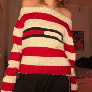 Stickad off shoulder tröja! - Så söt vintage Tommy Hilfiger tröja! 