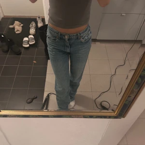 Zara jeans  - Ett par jeans från zara i stl 34. De är midrise 