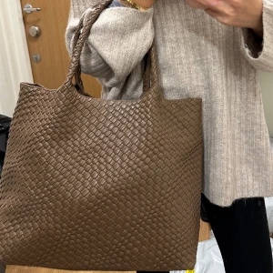 Brun väska  - Aldrig använd har samma i svart som aldrig är använd heller 