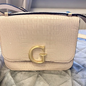 Guess väska  - Super Snygg väska ifrån guess, används endast ett mycket fåtal gånger. 