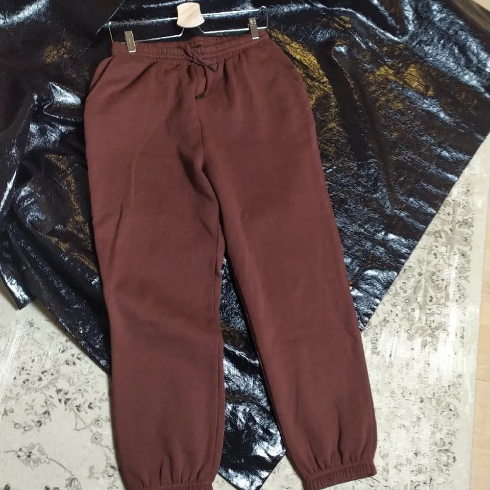 Oanvända bruna sweatpants från Zara i strl L, men känns som liten Medium; Nypris var runt 400kr; fråga mig om fler bilder👌👌. Jeans & Byxor.