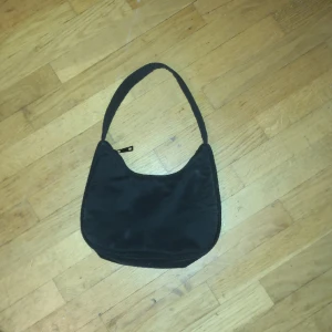 Svart handväska  - Svart liten praktisk handväska