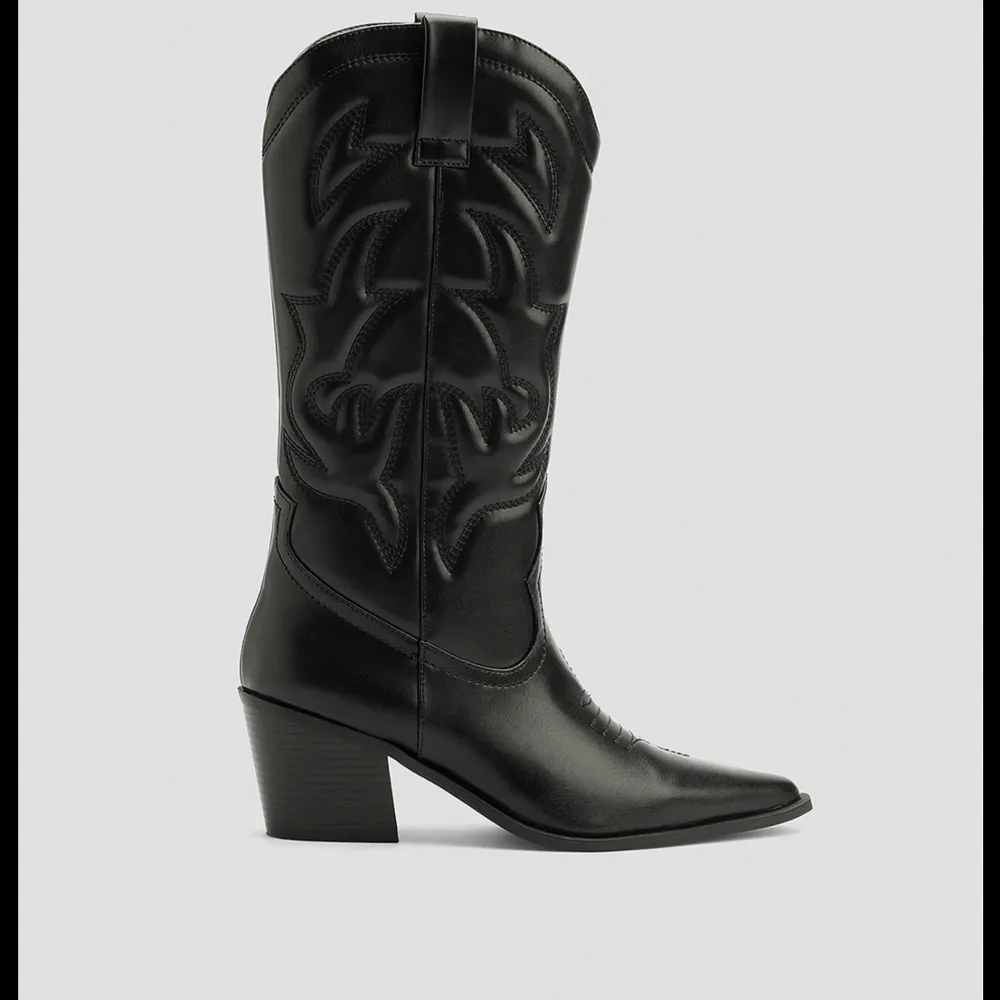 Super snygga cowboy boots från Moa Mattsson x nakd, de är den längre modellen så inte de upp till knäna. Se höjd på bilden. Stolek 37, använda en gång. . Skor.