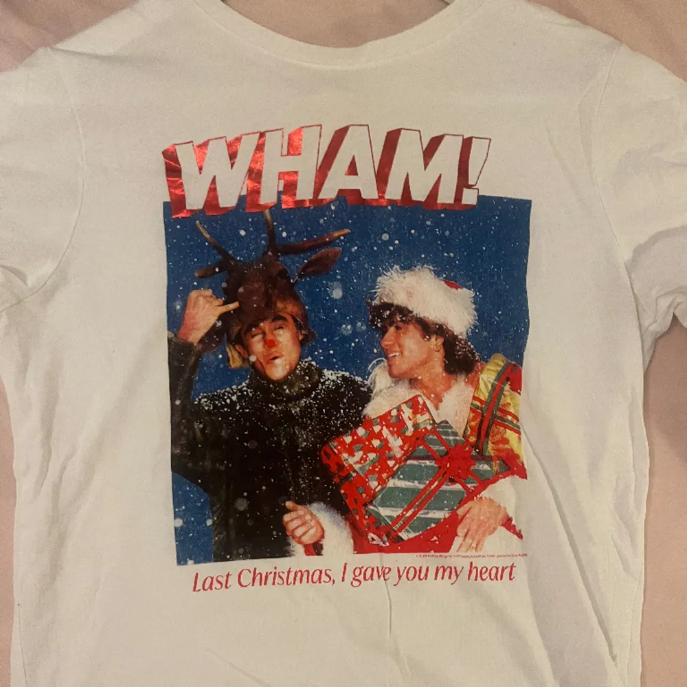 Julig t-shirt med Wham på. T-shirts.