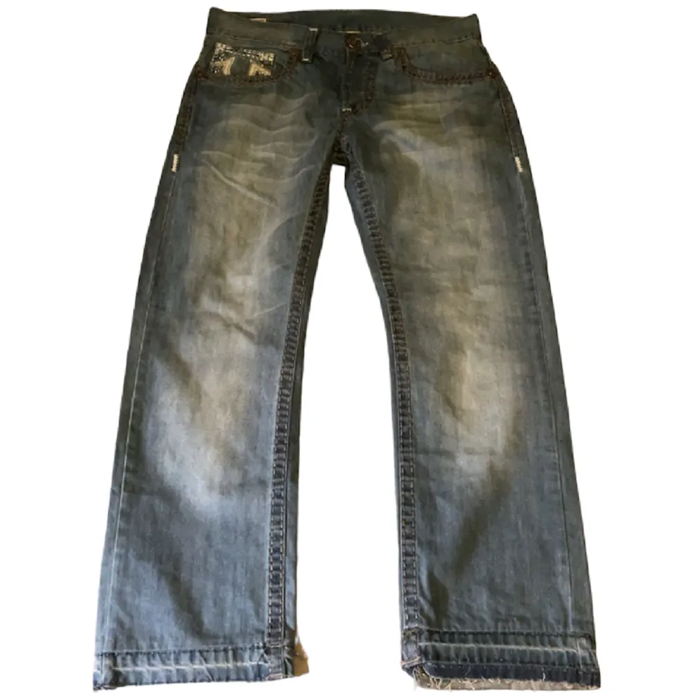 snygga true religion jeans, skriv för mer bilder! Mått:  längd - 110 cm  midja - 44 cm  benöppning - 22 cm. Jeans & Byxor.
