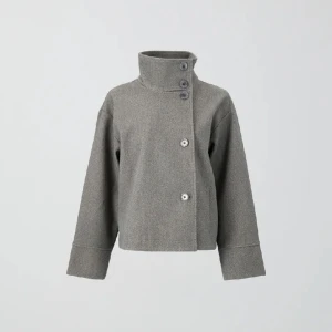 Grå kappa - Super populär kappa ifrån gina köptes för 600kr. Har knappt använt eftersom den har ett litet hål på ryggen, som jag dock sytt ihop, så det knappt syns och man inte tänker på!! Men jag köpte en ny istället då haha🥰