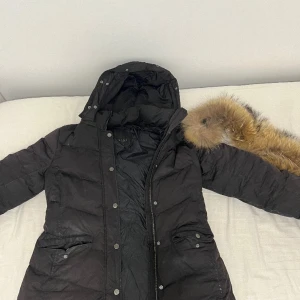 Vinter jacka (äkta päls) - Vinterjacka köpt för 4000 säljer för 300. Pris kan diskuteras. Storlek 40 men den är inte jätte jätte stor i storleken. Avtagbar päls (äkta) väldigt varm och skön. Märket saki sweden. Pälsen går av sätta på och dra av 