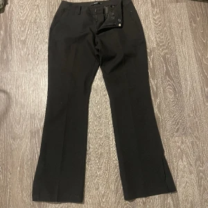 Lågmidjade kostymbyxor  - Lågmidjade kostymbyxor från bikbok, storlek 42.