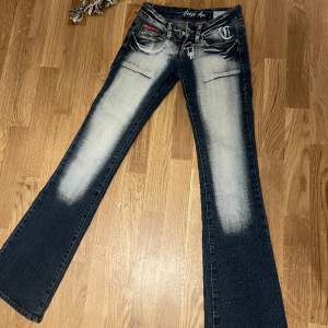 Världens snyggaste jeans med skorpion detaljer och glitter!!! Älskar dessa men även dessa är tyvärr för små 😭😭😭 KÖP 🩷💞💕💓