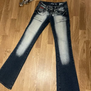 Lågmidjade y2k jeans  - Världens snyggaste jeans med skorpion detaljer och glitter!!! Älskar dessa men även dessa är tyvärr för små 😭😭😭 KÖP 🩷💞💕💓