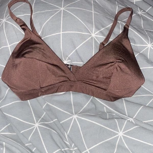 En bikiniöverdel  - Det är en bikiniöverdel i bra skick 