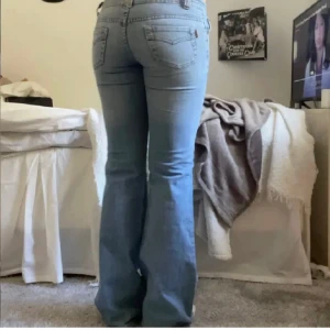 Lågmidjade jeans - Jättefina lågmidjade jeans❣️ Midjemått 38, och innerben 80❣️ Dragkedjan är lite trög samt väldigt slitna där nere och som sagt trasiga där nere pga för långa. därmed sänkt pris❣️