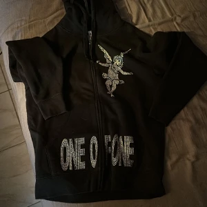 One of one hoddie - Skicka 9-10 aldrig använd bara testas  limiterad upplaga ny pris 1500