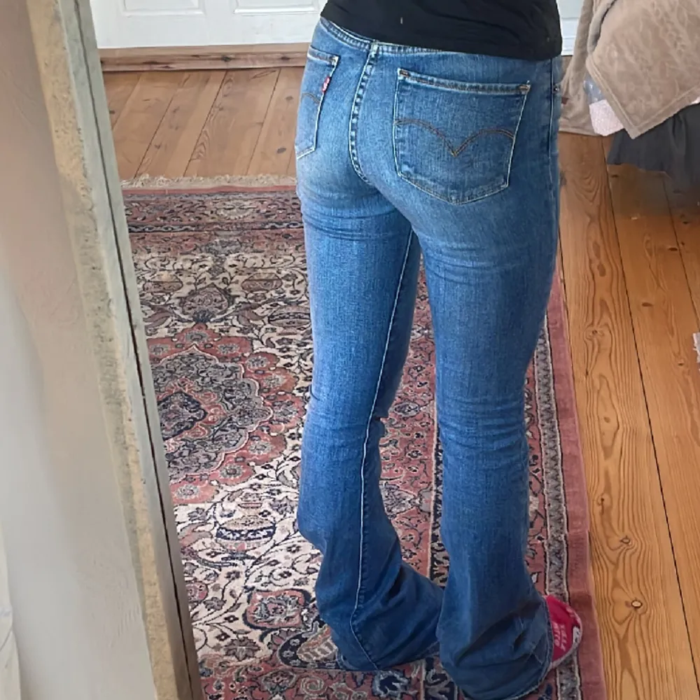 Jeans Levis 34/36/xs/S ljusblå Bootcut jeans knappt använda och inga difekter🫶. Jeans & Byxor.