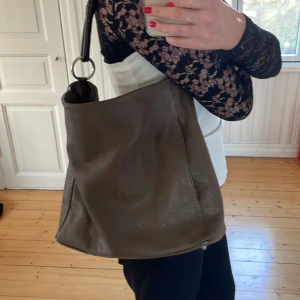 Stor väska  - Super fin väska som är super rymlig, perfekt till skolan eller som weekendbag💞 köparen står för frakt