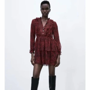 Zara klänning  - Jättefin klänning från zara, använd en gång!💕💕