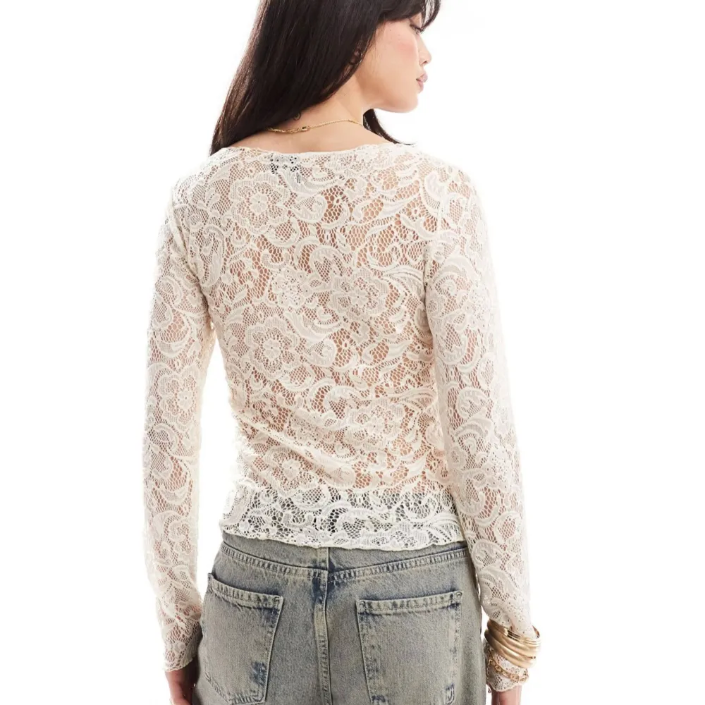 Helt ny spetströja, med prislappen kvar, köpt på Vero Moda men märket är Pieces, storlek M, som sagt helt oanvänd! 🥰 NYPRIS 349kr Köparen står för frakt. Puserot.
