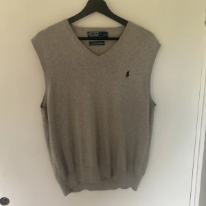 Ralph lauren vest - Ralph lauren vest, storlek L, 100% bomull  Skador: Sömmen gått upp på en av hörnen på lappen på bild 3