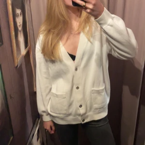 vit kofta - Snygg&unik vit kofta, köpt secondhand i amsterdam🌟