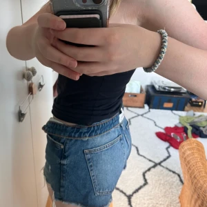 Jeanshsorts - Jättefina jeansshorts från asos! Har aldrig använt dock då de är lite stora i midjan! De är jättebra skick 