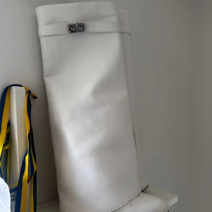 Fold over boots - Jättefina högklackade fold over boots, detta är bara intressekoll så skicka gärna bud de är i strl 39 och kommer tvättas om jag får rätt pris för de🫶