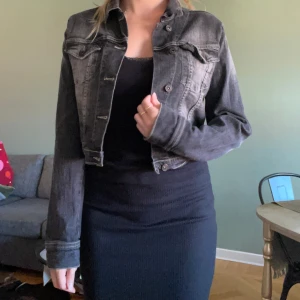 Jeansjacka - Kort jacka i mörk denim, strl 40 (jag är 170 cm). Material 98% bomull 2% polyester. Mjuk och bekväm.