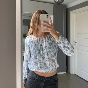 Blus - Blå och vit blommig blus i storlek 146/152 från kappahl, skulle säga att den är som en xs💙Knappt använd och väldigt bra skick.