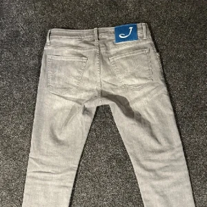 Jacob cohen jeans - Jacob cohen slim jeans gråa italiensk storlek 31 skick 10/10 pris 1100