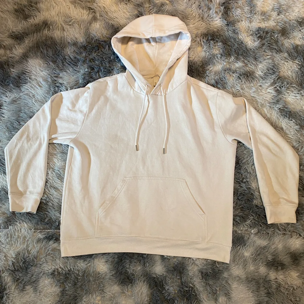 Säljer en stilren och snygg hoodie i toppskick. Den har inga skador eller fläckar och är riktigt bekväm. Skick: 10/10. Stl 170-180. Skriv gärna vid frågor🤗 Fraktas inom 48h📦. Hupparit & Collegepaidat.