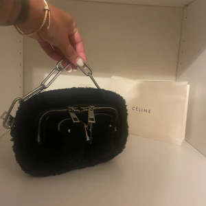 Mini nunoo väska i Teddy  - Väska från nunoo oanvänd i Teddy  Köpt för 900:- kan gå ner liten peng vid snabb affär. Ingår ett långt band till väskan med för att kunna bära över kroppen 
