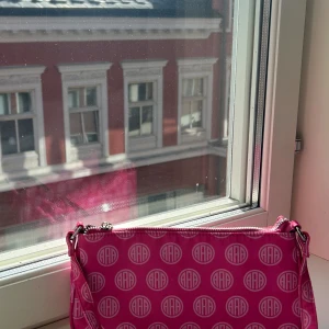 Asos väska - Rosa Asos väska med ljusrosa mönster💕 silver dragkedja och litet fack på insidan😇använd fåtal gånger💕
