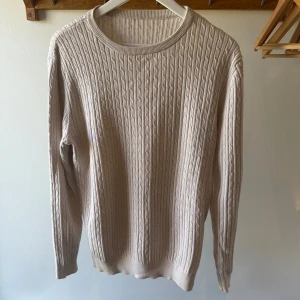 John Henric tröja - John Henric 100% cotton tröja. Storlek M. Modellen på bilden är 180 cm och väger 72 kg. Använd ett par gånger - inga defekter. Pris 399.