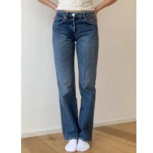 Zara lågmidjade jeans - Lågmidjade raka jeans från Zara i storlek 38, skulle dock säga att de är mindre i storleken och passar en 36. Säljer då dem är något korta för mig💓