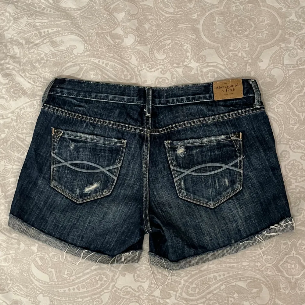 Säljer mina abercrombie and fitch jeansshorts då de inte passar mig. Jag har aldrig använt dem och tveka inte på att höra av dig vid funderingar!!🩷. Shorts.