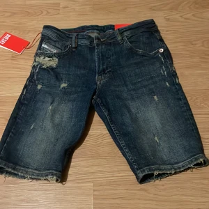 Diesel jeansshorts - Helt nya Diseal Jeans, endast testade! Denim jeans Regular fit! W: 30