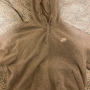 Grå nike kofta - Vill inte ha den. Köpte egentligen för 600+spänn