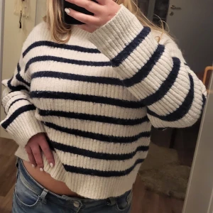 Randig tjocktröja - Vacker ulltröja från hm. Storlek L på lappen men den har krympt i tvätten så den är nu en storlek S. Väldigt fin tröja som passar bra en sen sommarkväll💞 Hör av er om ni har några frågor💗