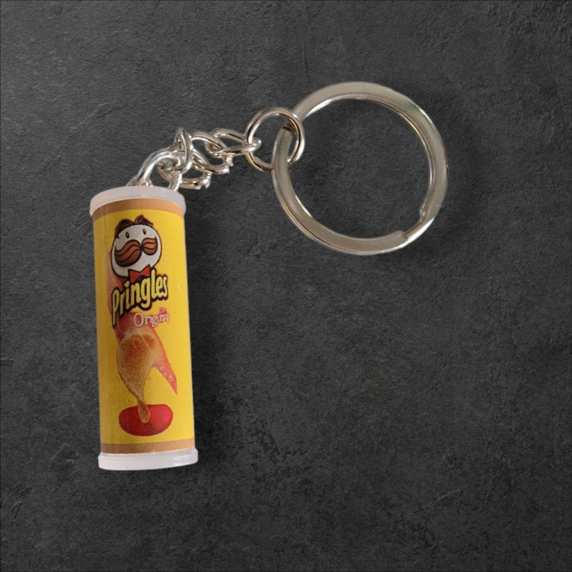 Gul pringles nyckelring 