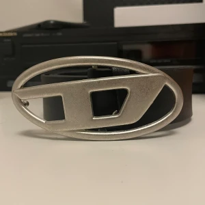 Diesel Bälte - Säljer detta feta Diesel bälte i nästintill nyskick då det ej kommer till användning längre. Det är ca 100cm långt tror jag. Har tyvärr inget måttband eller tumstock så jag kan inte mäta.