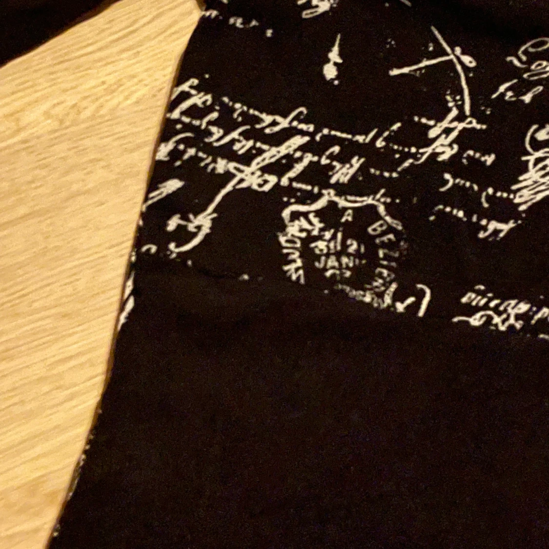 Svart y2k topp med mönster - 90