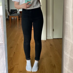 svarta jeans  - Klassiska skinny jeans, lite ljusare över knäna men annars väldigt fin svart färg 🍓