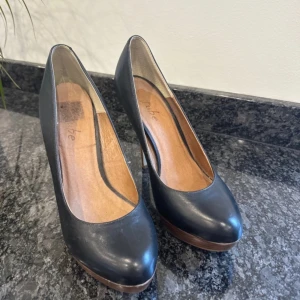 Svarta pumps - värde 700 kronor