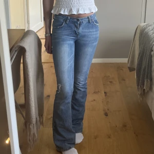 Lågmidjade jeans!! - Supersnygga låga jeans med slitning!! W26 L34 -> innerbenslängd ca 85cm & midjemått rätt över va 34/35 cm. Säljer då de är lite små på mig.