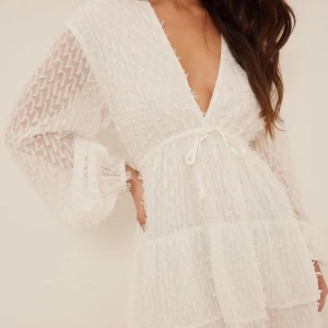 Vit klänning  - Säljer min fina studentklänning. Nypris 649kr, använd halva studentdagen. Nyskick 