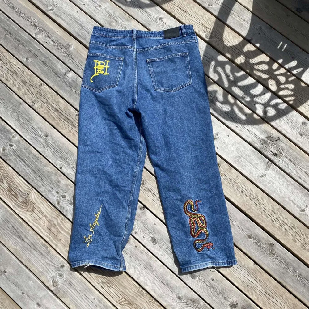 Feta Ed hardy jeans med tryck. Använda men i bra skick (lite slitna vid hälen) Nypris:1200 Skriv för mått och frågor 😻. Jeans & Byxor.