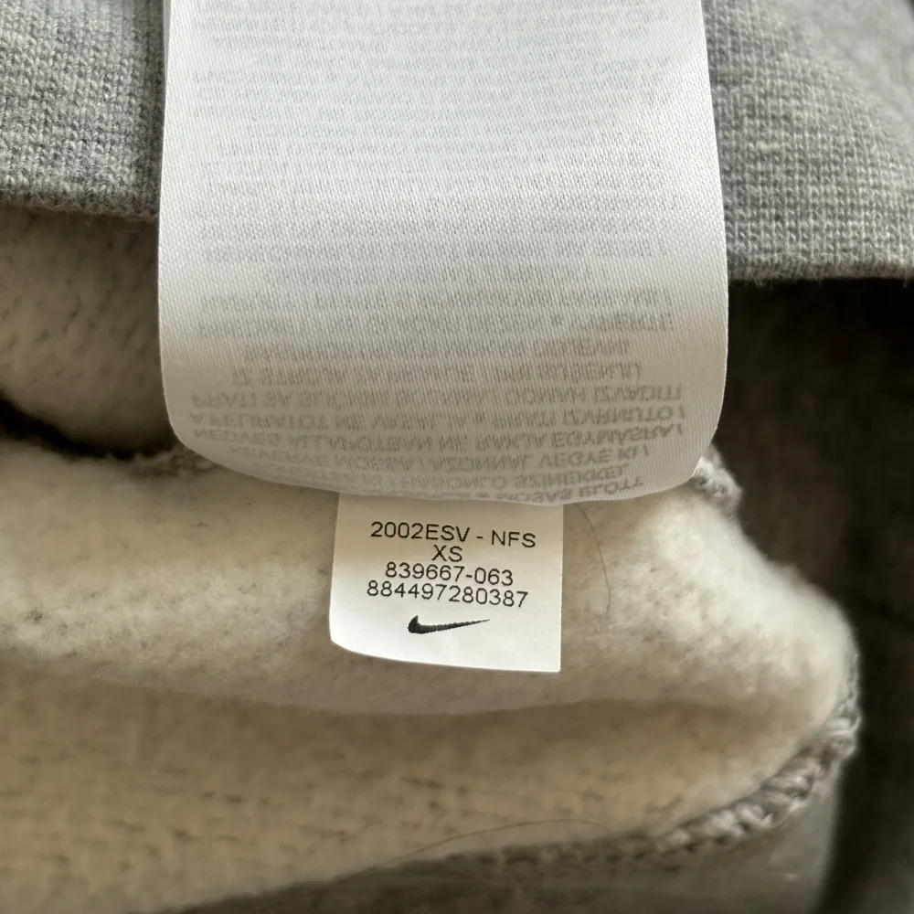 Grå sweatshirt från Nike | Herrtröja, men är unisex! Storlek XS. Nypris 519kr.. Tröjor & Koftor.