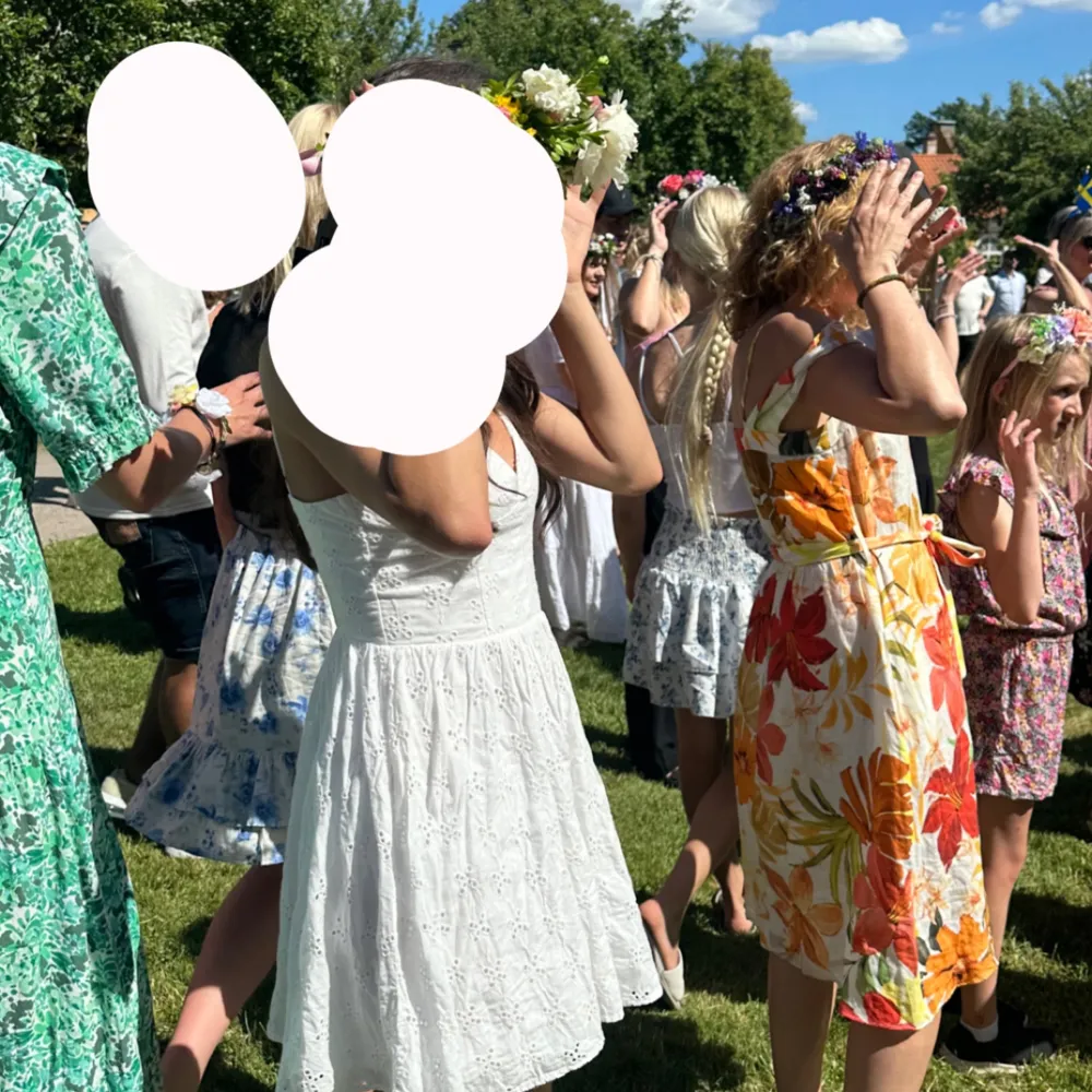 Jättefin å somrig klänning från zara! Använd vid ett tillfälle så i princip helt ny!💕passar både xs och s.. Mekot.
